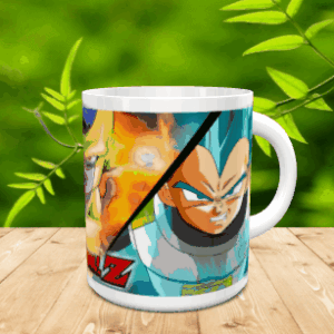 Taza de cerámica blanca con una ilustración de personajes del universo anime dividida en diagonal, apoyada sobre una superficie de madera.