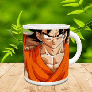 Taza de cerámica blanca con ilustración de un personaje de anime en tonos naranjas, apoyada sobre una superficie de madera con fondo verde difuminado.