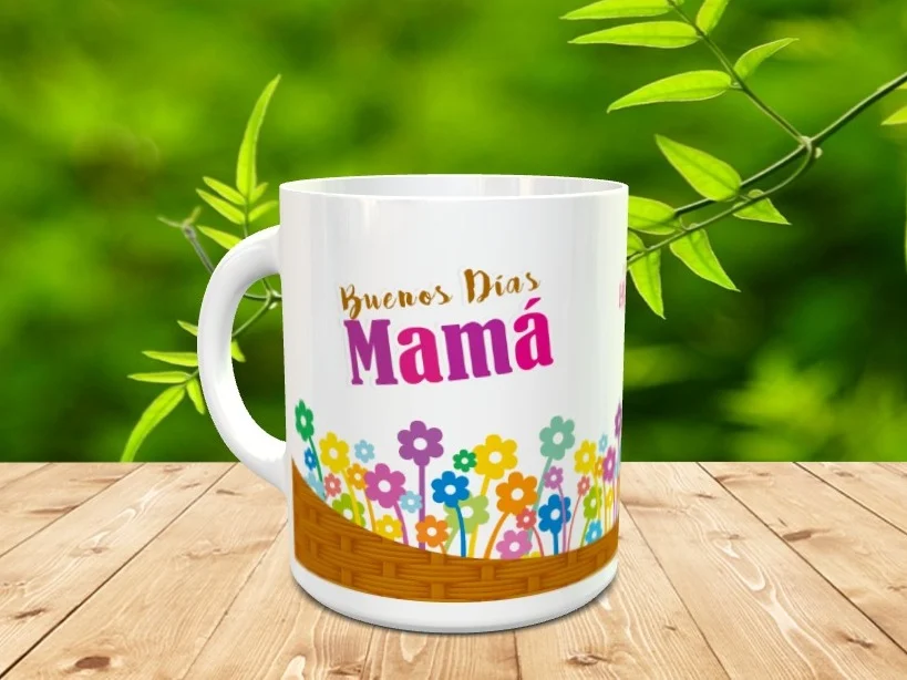 Taza blanca de cerámica para el Día de la Madre con diseño de cesto con flores coloridas y el texto Buenos Días Mamá. Ref. mama-11xx