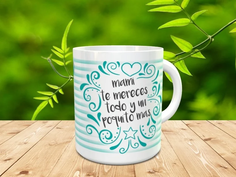 Taza blanca de cerámica con rayas turquesas y la frase mami te mereces todo y un poquito mas junto a motivos decorativos.
