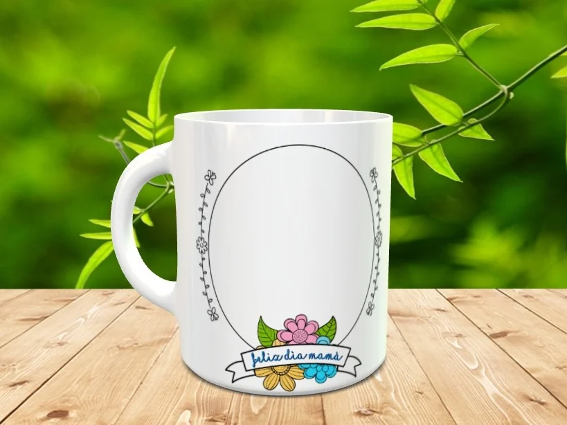 Taza blanca de cerámica para el Día de la Madre con un óvalo personalizable rodeado de flores y una cinta con la frase Feliz día mamá.