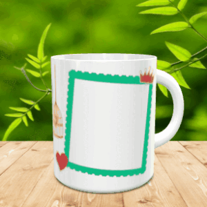 Taza blanca de cerámica con un marco verde festoneado y un corazón rojo, sobre una superficie de madera.