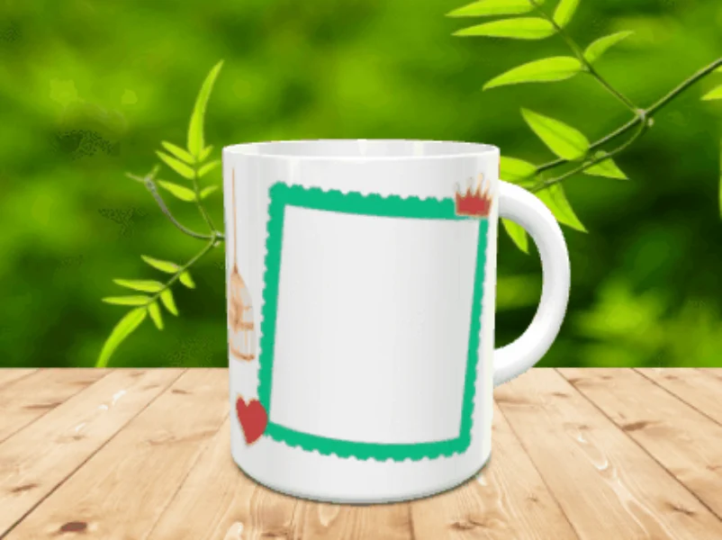 Taza blanca de cerámica con un marco verde festoneado y un corazón rojo, sobre una superficie de madera.