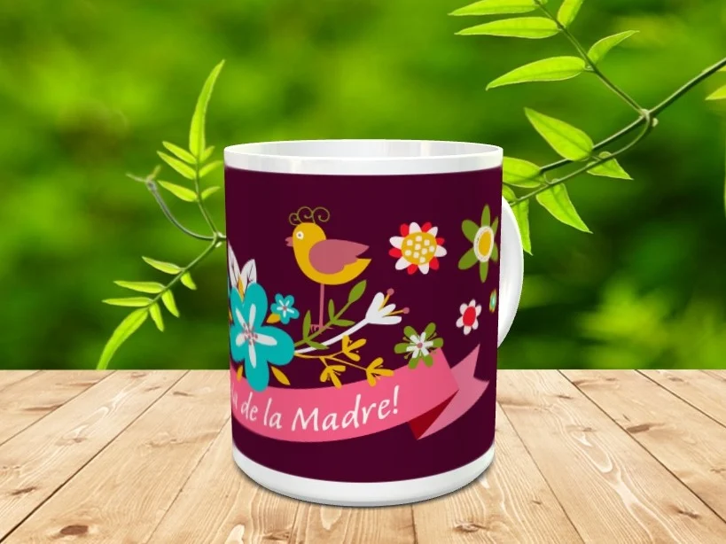 Taza blanca de cerámica para el Día de la Madre con diseño de pájaro y flores sobre fondo oscuro y cinta rosa. Ref. mama-27x