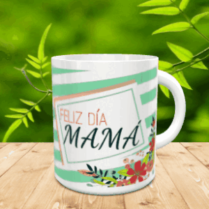 Taza blanca de cerámica decorada con rayas verdosas y el texto Feliz Día Mamá junto a motivos florales, sobre una superficie de madera.
