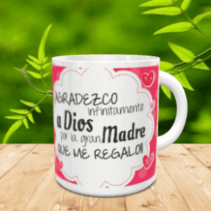 Taza blanca de cerámica en movimiento con mensaje de agradecimiento en tonos rosas, situada sobre una superficie de madera con fondo de vegetación.