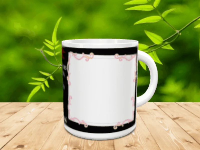 Taza blanca de ceramica con un marco rosa y un espacio central reservado para personalizar con fotografia sobre una superficie de madera.