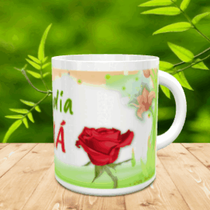 Taza blanca de cerámica decorada con una rosa roja y texto en tonos verdes y rojos sobre superficie de madera con fondo verde desenfocado. Ref. mama-34x