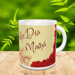 Taza blanca de cerámica para el Día de la Madre decorada con rosas rojas y el texto Feliz Día Mamá sobre fondo claro en movimiento.