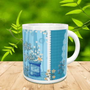 Maqueta de taza blanca de cerámica con diseño en tonos azules de maceta de flores y texto Feliz Día, sobre superficie de madera.