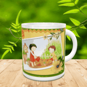 Taza blanca de cerámica con diseño ilustrado de niños regando plantas en tonos amarillos sobre superficie de madera.