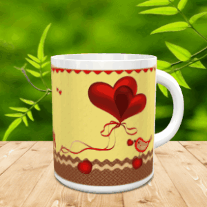 Taza blanca de cerámica con un diseño de corazones rojos en forma de globo y un pajarito, sobre una superficie de madera en movimiento.