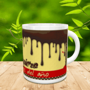Taza blanca de cerámica decorada con un diseño de chocolate derretido y texto sobre superficie de madera con fondo de vegetación en movimiento.