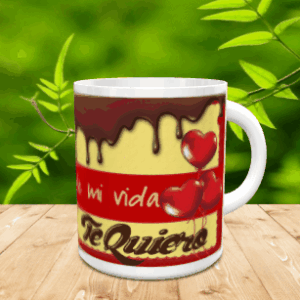 Maqueta de taza blanca de cerámica con diseño de chocolate derretido y globos de corazón sobre superficie de madera. Ref. mama-45x