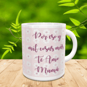 Taza blanca de cerámica para el día de la madre con fondo floral rosa y texto cariñoso sobre una mesa de madera.
