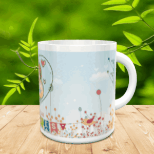 Taza blanca de cerámica en movimiento para el Día de la Madre con diseño ilustrado, situada sobre una superficie de madera con fondo de vegetación.