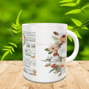 Maqueta de taza blanca de cerámica con un diseño floral y texto dedicado a la madre, situada sobre una superficie de madera con fondo vegetal. Ref. mama-50x
