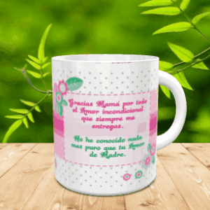 taza blanca de cerámica en movimiento con un diseño para el día de la madre con texto y flores en tonos rosas y verdes sobre superficie de madera.