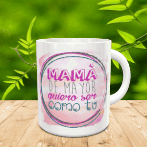 Maqueta de taza blanca de cerámica con el diseño Mamá de mayor quiero ser como tú, colocada sobre una superficie de madera.