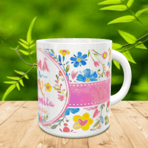 Taza blanca de ceramica en movimiento con un diseño floral y la frase Mamá eres la flor más bonita sobre superficie de madera.