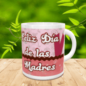 Taza blanca de cerámica personalizada con un diseño en tonos rosas y el texto Feliz Día de las Madres, dispuesta sobre una superficie de madera en movimiento.