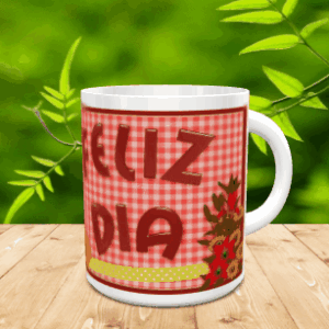 Maqueta de taza blanca de cerámica en movimiento con un diseño de cuadros rojos y el texto Feliz Día sobre una superficie de madera.