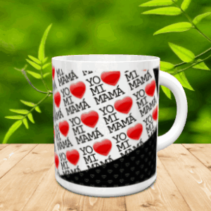 Taza blanca de cerámica para el Día de la Madre decorada con un patrón repetido de corazones rojos y el texto Yo amo mi mamá, situada sobre madera con fondo natural.