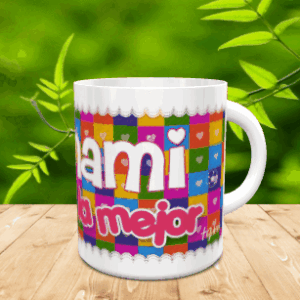Taza blanca de cerámica con un diseño multicolor de cuadros y el mensaje mami es la mejor, colocada sobre una superficie de madera.
