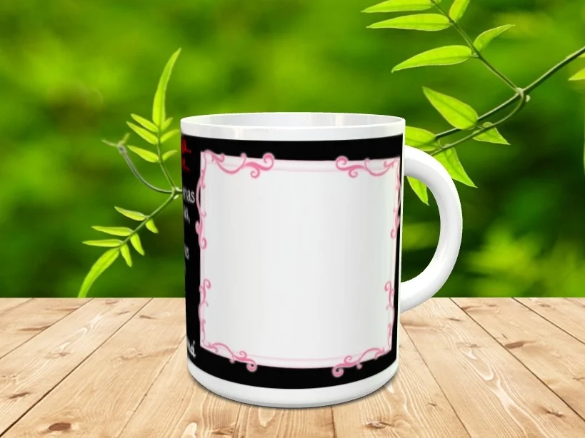 Taza blanca de cerámica para el día de la madre con marco rosa decorativo y espacio personalizable para fotografía, situada sobre una superficie de madera.