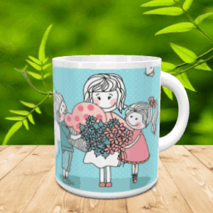 Taza de cerámica blanca con una ilustración infantil de una madre rodeada de sus hijos sobre fondo azulado, apoyada en una superficie de madera.