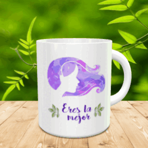 Taza blanca de cerámica en movimiento decorada con la silueta de perfil de una mujer con cabello morado y la frase Eres la mejor, sobre superficie de madera con fondo natural desenfocado.