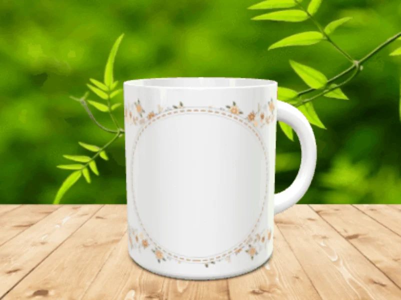 Taza blanca de cerámica con marco circular pespunteado y cenefas florales sobre madera. Ref. mama-10x
