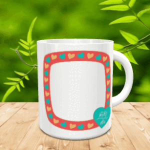 Taza blanca de cerámica con un amplio marco rojo ribeteado de corazones turquesas y amarillos, un corazón inferior con texto y un espacio central apto para fotografía.