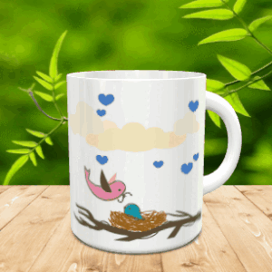 Taza blanca de cerámica con diseño de nido de pájaros, nubes y corazones azules sobre superficie de madera.