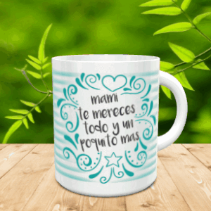 Taza blanca de cerámica con rayas turquesas y el mensaje mami te mereces todo y un poquito mas sobre una superficie de madera.