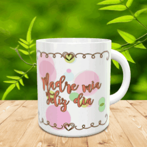 Taza blanca de cerámica con la frase Madre mía feliz día, burbujas de colores y marco de ondas sobre superficie de madera.