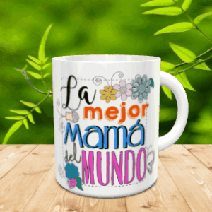 Taza blanca de cerámica decorada con la frase La mejor Mamá del Mundo en diferentes colores y motivos florales sobre una superficie de madera.