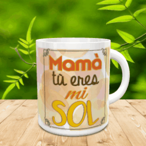 Taza blanca de cerámica para el Día de la Madre con la frase Mamà tù eres mi SOL en tonos cálidos, situada sobre listones de madera.