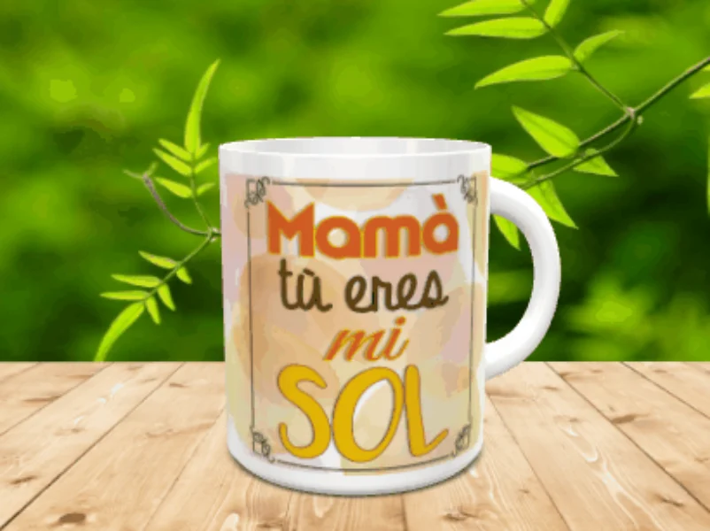 Taza blanca de cerámica para el Día de la Madre con la frase Mamà tù eres mi SOL en tonos cálidos, situada sobre listones de madera.