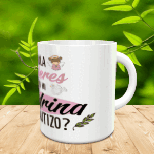 Taza de cerámica blanca personalizada con motivos de bautizo y texto dedicado a la madrina sobre superficie de madera.
