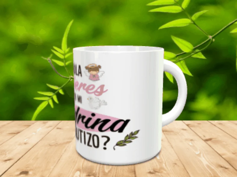 Taza de cerámica blanca personalizada con motivos de bautizo y texto dedicado a la madrina sobre superficie de madera.
