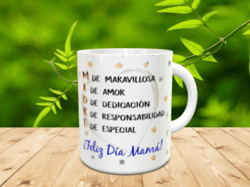 Taza de cerámica blanca decorada con un mensaje personalizado para el día de la madre sobre una superficie de madera.