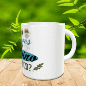 Taza de cerámica blanca decorada con un diseño infantil en tonos azules para el padrino de bautizo, apoyada sobre una superficie de madera.