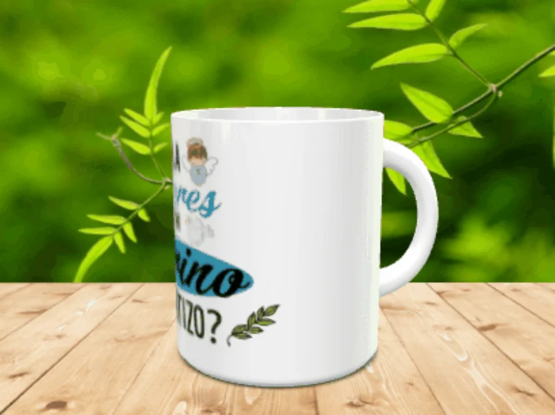 Taza de cerámica blanca decorada con un diseño infantil en tonos azules para el padrino de bautizo, apoyada sobre una superficie de madera.
