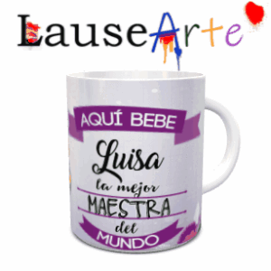 taza blanca de cerámica con asa, decorada con cenefas moradas y el texto personalizado AQUÍ BEBE Luisa la mejor MAESTRA del MUNDO sobre fondo blanco.