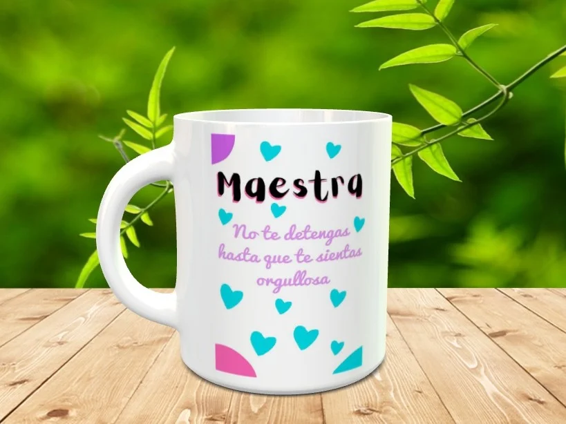 taza blanca de cerámica para profesora con diseño de corazones y la frase No te detengas hasta que te sientas orgullosa.