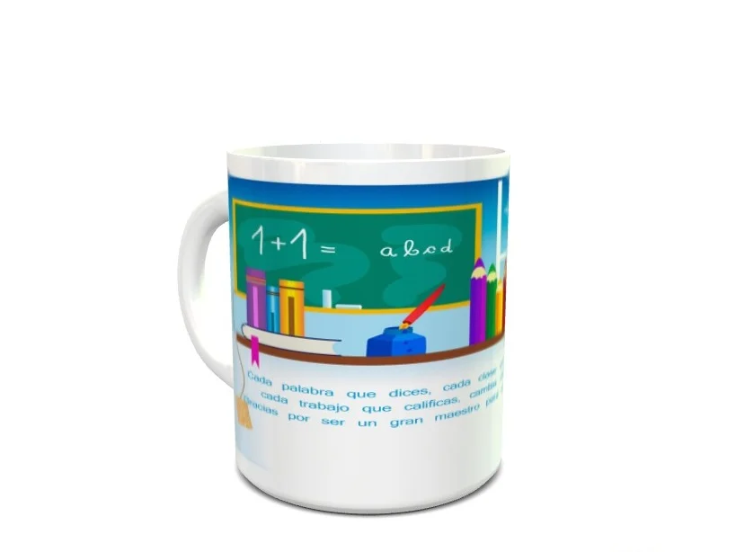 taza blanca de cerámica para profesores con un diseño de pizarra y material escolar. Ref. 11x