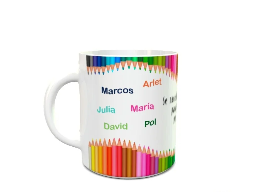 taza blanca de cerámica con cenefas de lápices de colores arriba y abajo, decorada con nombres propios impresos en varios tonos.