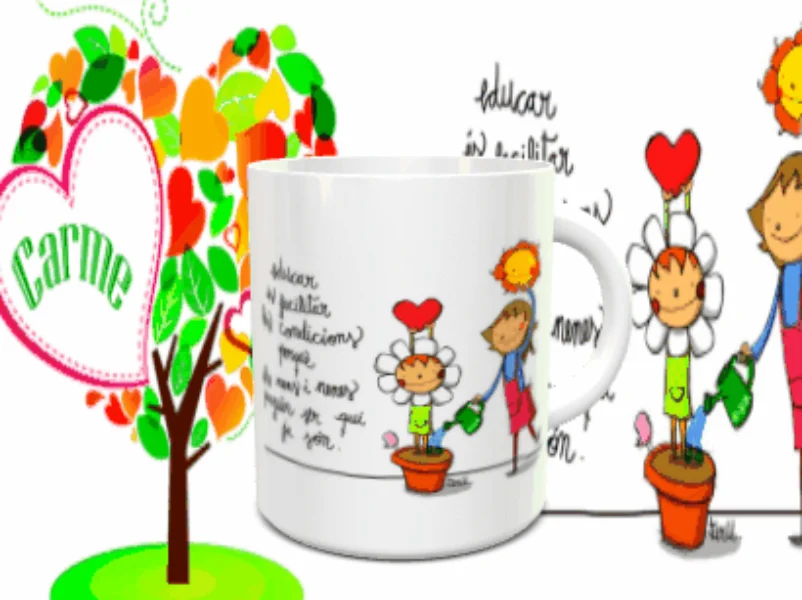 Taza blanca de cerámica rodeada por un fondo escolar con un árbol de corazones y simpáticas ilustraciones infantiles. Ref. 17