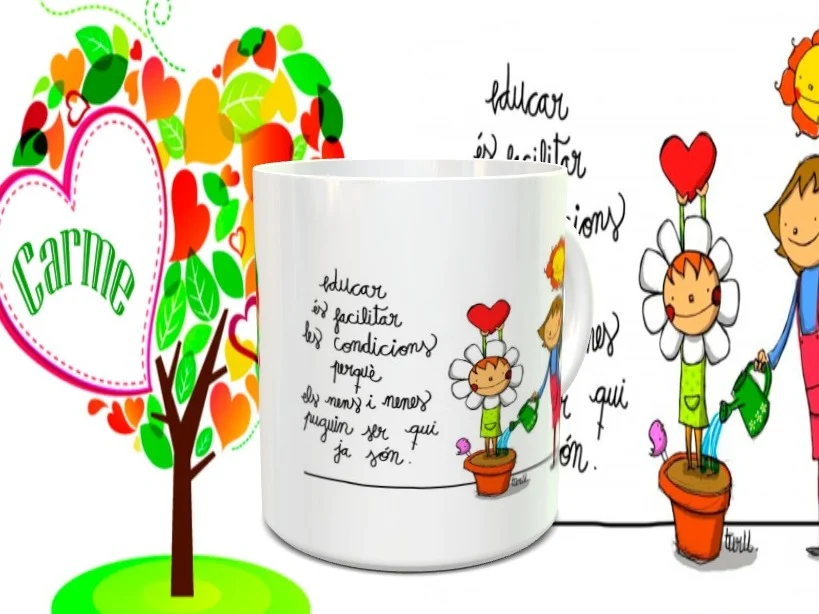 Maqueta de taza blanca de cerámica con frase en catalán e ilustraciones infantiles sobre fondo escolar.